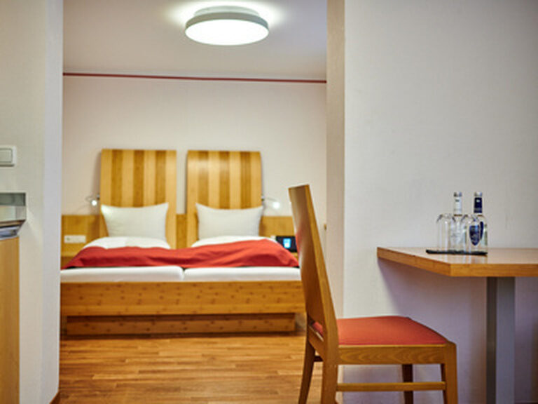 Das komfortable Schlafzimmer im Apartment vom Gästehaus Wenisch ist elegant gestaltet.