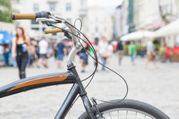 Ein Fahrrad steht in der Innenstadt von Straubing auf einem belebten Platz.