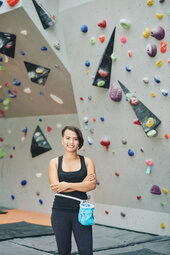 Die Kletterwand mit bunten Griffen bietet sportliche Herausforderungen.