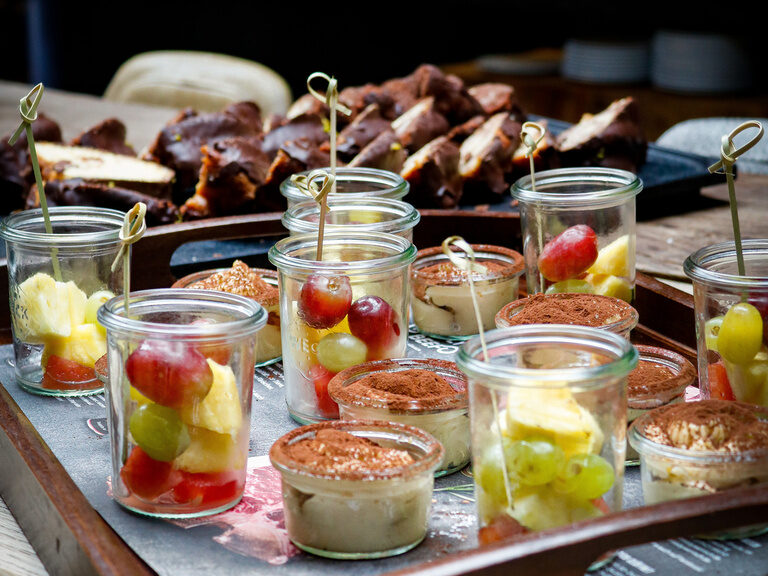 Ein reichhaltiges Frühstücksbuffet auf einem Tisch mit elegantem Geschirr in einem festlichen Ambiente.