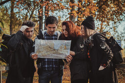 Eine Gruppe von Menschen studiert interessiert eine Karte.