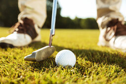 Ein Golfer mit außergewöhnlichem Schwung auf dem Golfplatz.