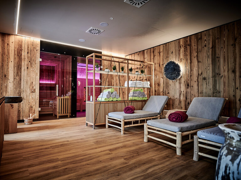 Ein gemütlicher Raum mit Holzvertäfelung im Genusshotel Wenisch bietet einen perfekten Ruheort nach einem Saunagang
