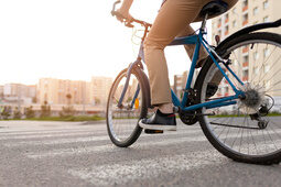 Ein Radfahrer navigiert geschickt durch den urbanen Verkehr.